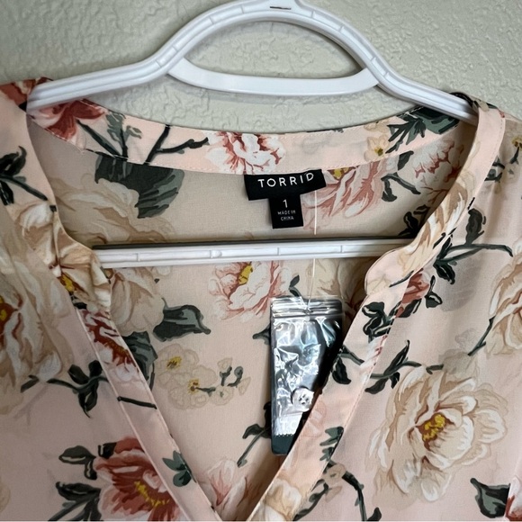 NWT Torrid Peach Floral Button Down Long High Low Blouse 1X (Torrid Size 1) - Picture 2 of 15